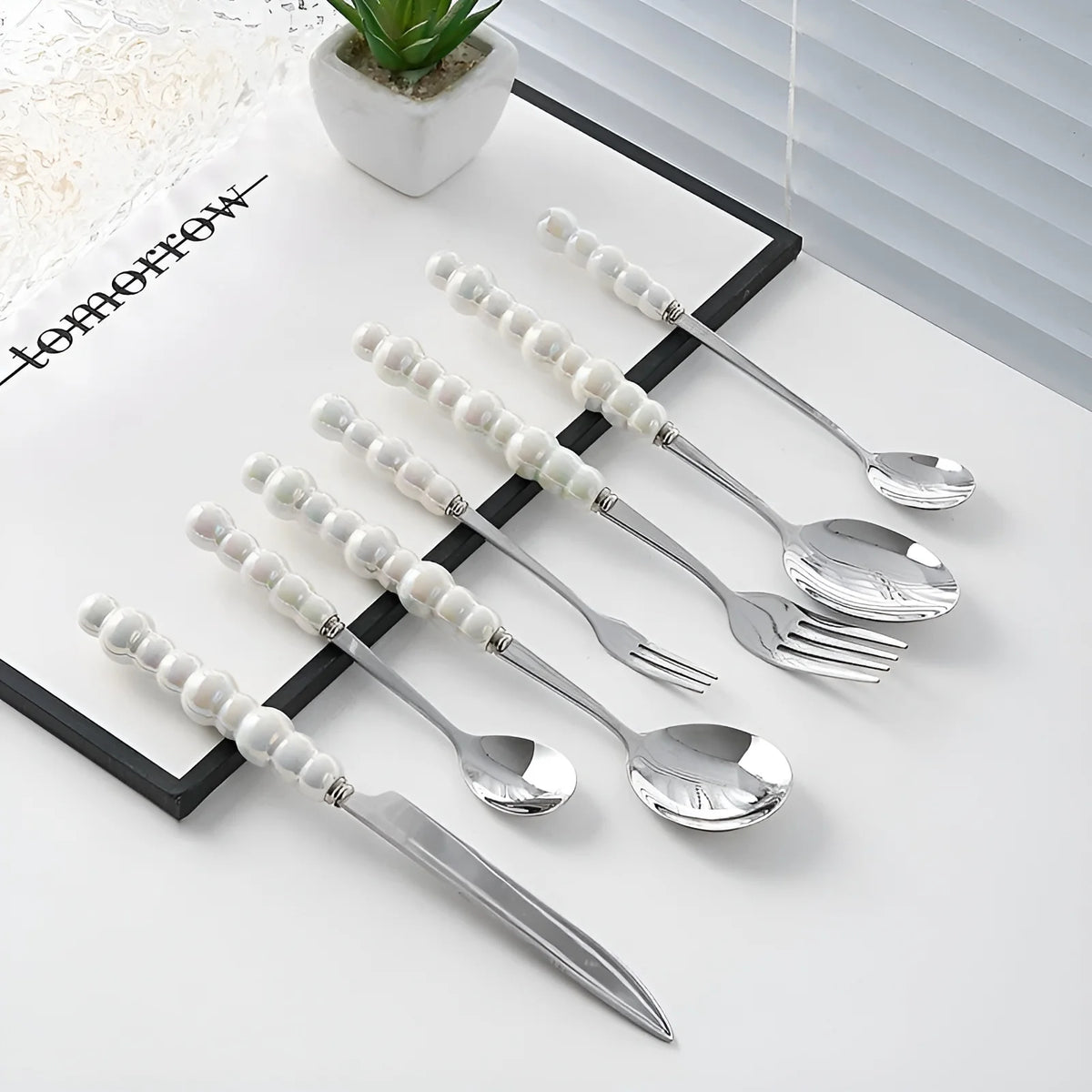 Elegantes Besteckset | Edelstahl mit Perlgriff für stilvolle Anlässe 1