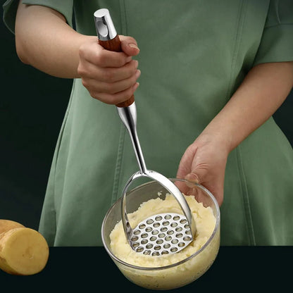 Küchenhelfer | Edelstahl Kartoffelstampfer mit Ergonomischem Holzgriff | Robuste Konstruktion für Einfaches Pürieren 1