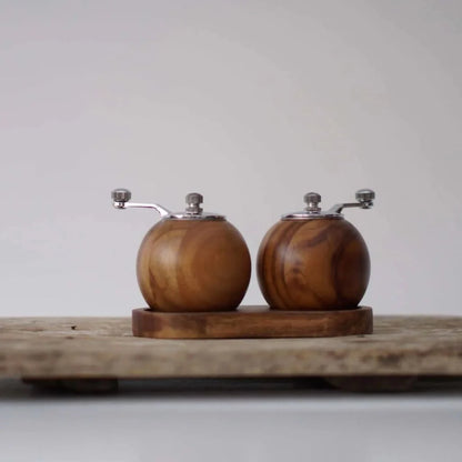 Nordic Design | Salz- und Pfeffermühlen-Set mit Holzständer | Handgemahlenes Gewürz für stilvolle Küche 0