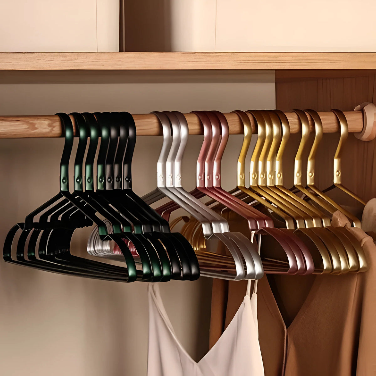 Platzsparende Aluminium Kleiderbügel mit Robustheit und Eleganz | 10er Set für Optimalen Halt 1