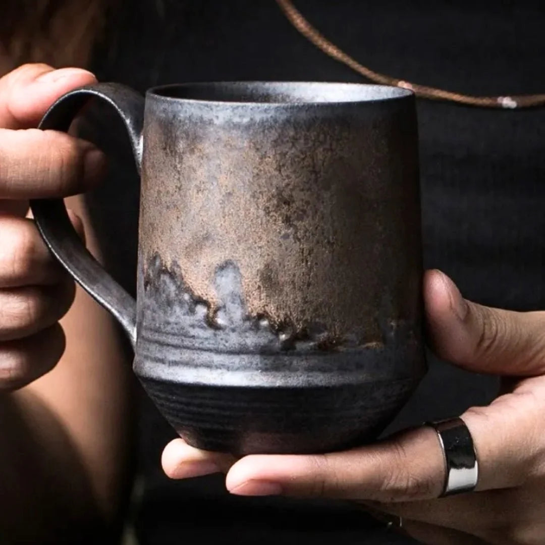 Rustikaler Keramikbecher | Handgefertigtes Trinkgefäß mit Vintage-Details | Ideal für Heißgetränke 0