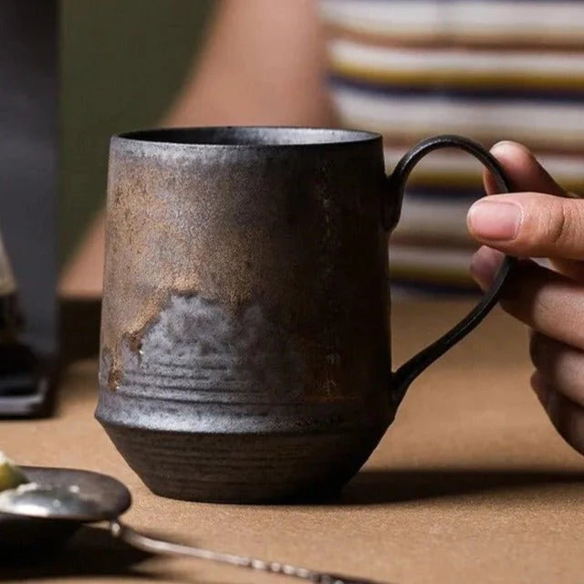 Rustikaler Keramikbecher | Handgefertigtes Trinkgefäß mit Vintage-Details | Ideal für Heißgetränke 2